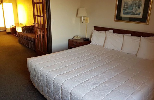 Coratel Inn & Suites Northfield - 1 King Family Suite Non-Smoking
