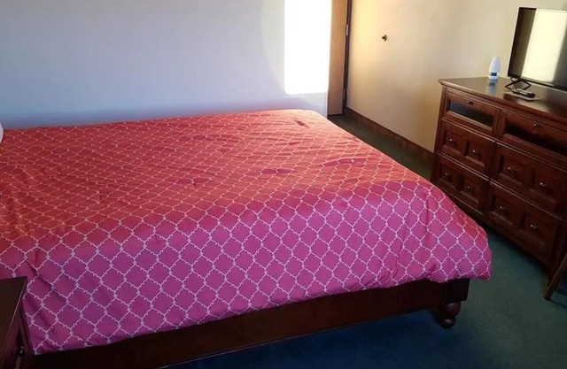 Coratel Inn & Suites Northfield - 1 Queen Bed Non-Smoking