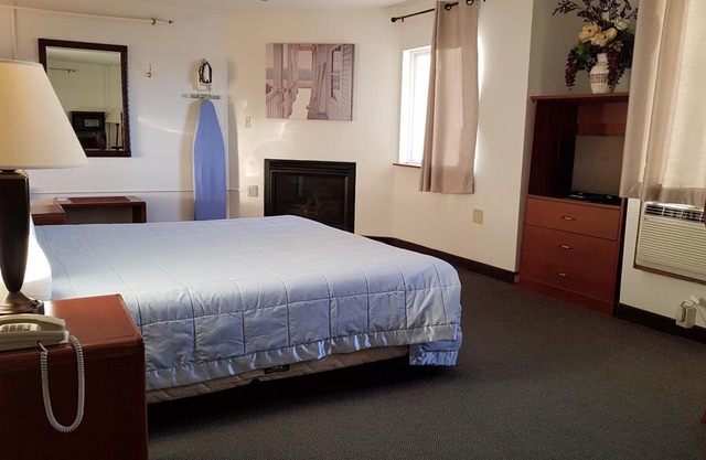 Coratel Inn & Suites Northfield - 1 King Bed Non-Smoking