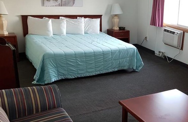 Coratel Inn & Suites Northfield - 1 King Suite With Living Room Non-Smoking