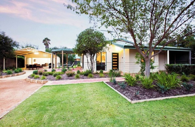 Cormorant Cottage Garden Beach Abode w Game Room