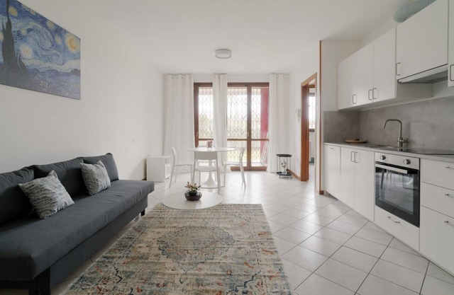 Cosy 60sqm flat with a private garden of 8sqm that can accommodate up to 4 people, located on the ground floor of a building with lift.The flat is only 500m from the Parco Nord, the largest green area in Milan!At 500m there is also the ‘Bruzzano-Parco
