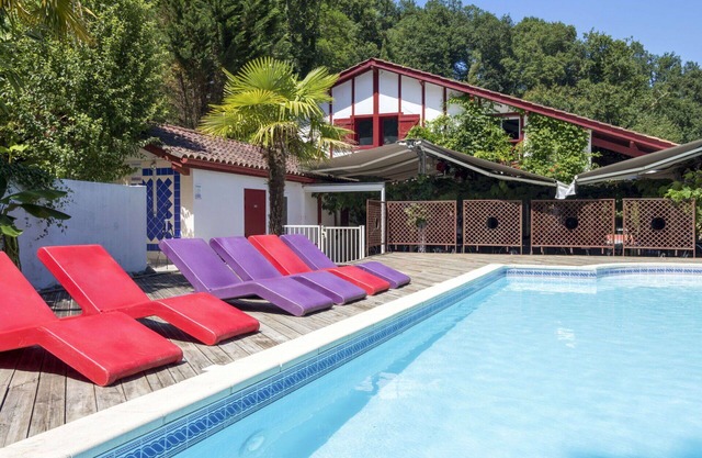 Cosy apartment for 8 people with pool, WIFI, TV, terrace and pets allowed