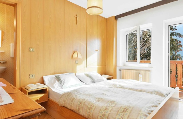 Cosy apartment for 7 guests with WIFI, TV, balcony and parking