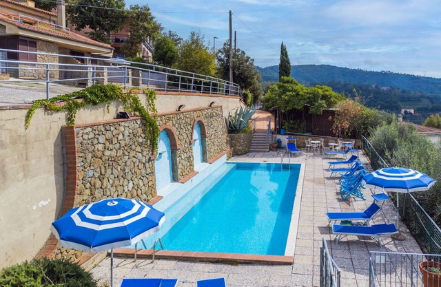 Cosy apartment for 4 guests with WIFI, pool, TV, terrace, pets allowed, panoramic view and parking