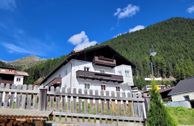 Cosy apartment for 2 people with WIFI, TV, balcony, pets allowed, panoramic view and parking