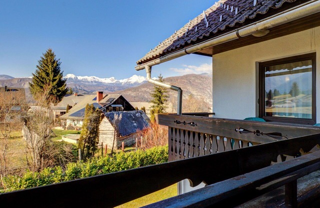 Cosy apartment for 5 guests with WIFI, TV, balcony, pets allowed and panoramic view