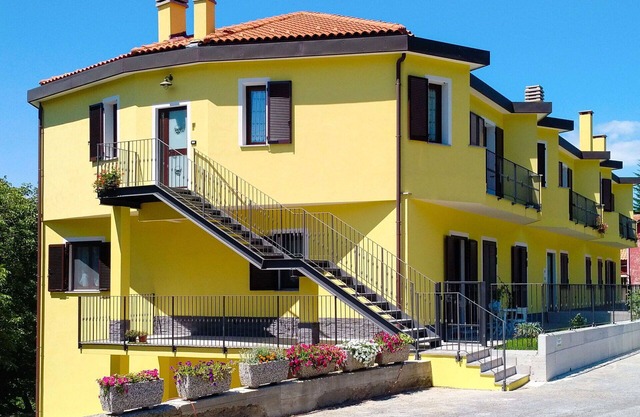 Cosy apartment for 6 people with WIFI, TV, patio, pets allowed, panoramic view and parking