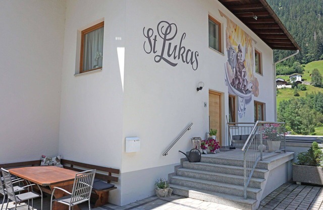 Cosy apartment for 8 guests with WIFI, TV, terrace, pets allowed and parking