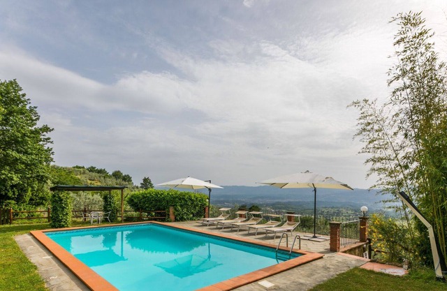 Cosy apartment in villa for 4 people with WIFI, pool, TV, patio, pets allowed and parking