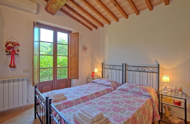 Cosy apartment with WIFI, A/C, pool, TV, patio, panoramic view and parking, close to Siena