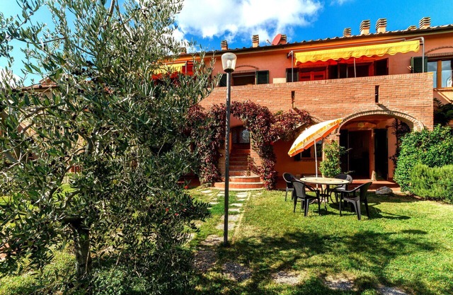 Cosy apartment with pool, A/C, WIFI, TV, veranda and parking, close to San Gimignano