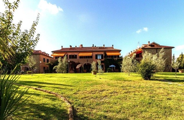 Cosy apartment with WIFI, pool, A/C, TV, patio, panoramic view, parking, close to San Gimignano