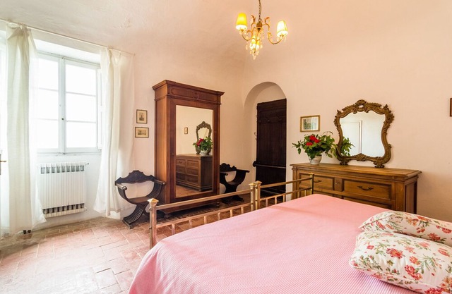 Cosy Farmhouse in Bacchereto with Swimming Pool