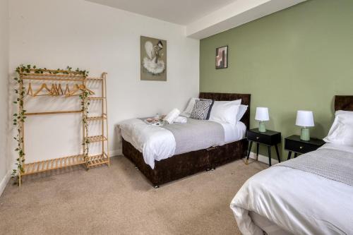 Cosy Home ,Pets Welcome, Sleeps 8,Parking