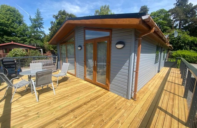 Cosy Lodge With Lake View - Dog Friendly, at the foot of Skiddaw