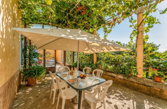 Cottage 'Atelier De Fernand - Mas Des Iles' with Private Terrace, Shared Garden and Wi-Fi