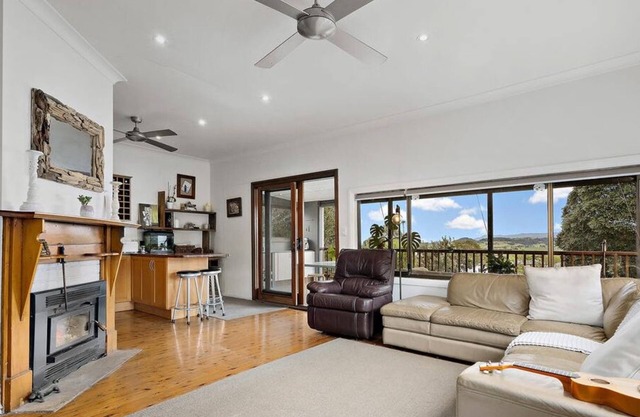 Cottage Charm with Hinterland View and 5 minutes walk to boat harbour