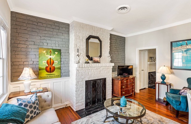 Cottage on Congress w/Private Parking & Courtyard by Lucky Savannah