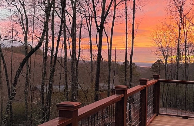 Couples Romantic Getaway! Mountain Log Cabin with Hot Tub & Fireplace.