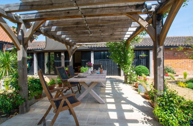 Courtyard Barn 2 - Two Bedroom House, Sleeps 4