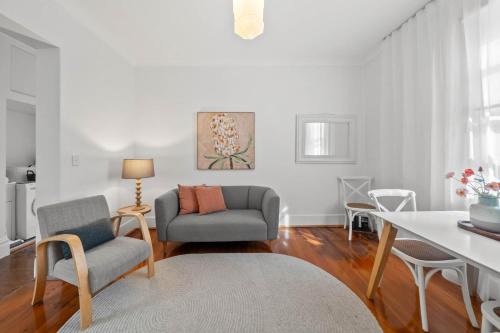 Courtyard Esperanza - Sunny Heritage Chic