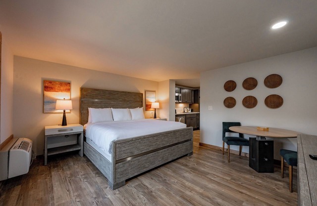 Cove Creek Lodge: 105 Poolside Executive King Suite