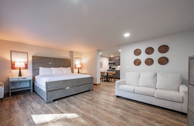 Cove Creek Lodge: 108 Lakeside Executive King Suite