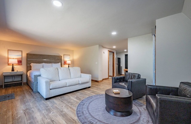 Cove Creek Lodge: 109 Lakeside Executive King Suite