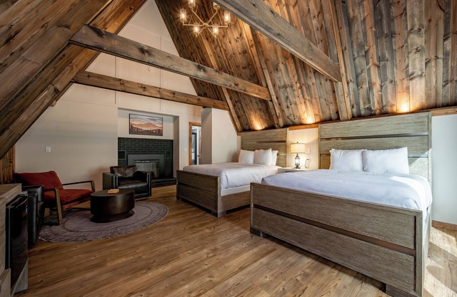 Cove Creek Lodge: 214 Standard Double Queen Fireplace Room