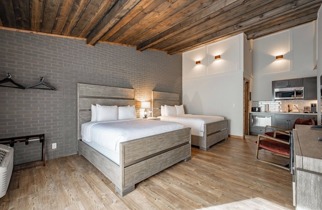 Cove Creek Lodge: 216 Lakeside Double Queen Room