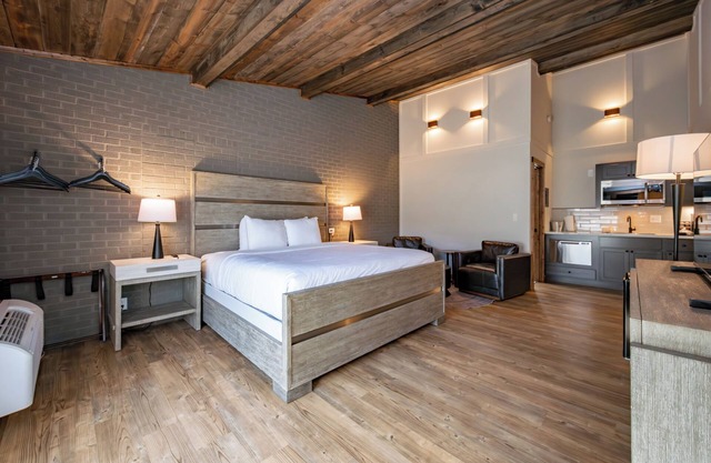 Cove Creek Lodge: 219 Lakeside Executive King