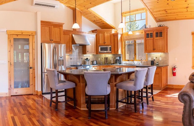 Coyote Run Retreat by Tahoe Getaways - 3BR Pet Friendly with HOA Amenities, Minutes to Downtown Truckee & Northstar Resort!