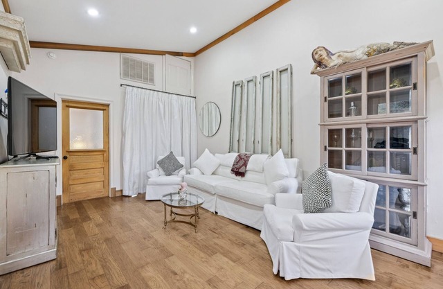 Cozy 1 Bedroom Double Right off St. Charles!