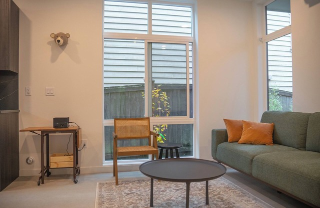 Cozy 1b1b townhome in Ballard. Nice neighbor, steps to coffee and restaurants.