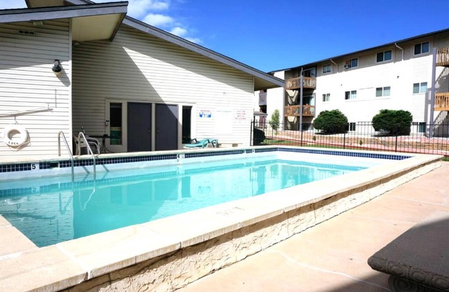 Cozy 2 bedroom 1 bathroom home with Pool - family/chidren friendly