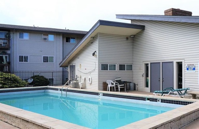 Cozy 2 bedroom 1 bathroom home with POOL - Family/Children/Work friendly