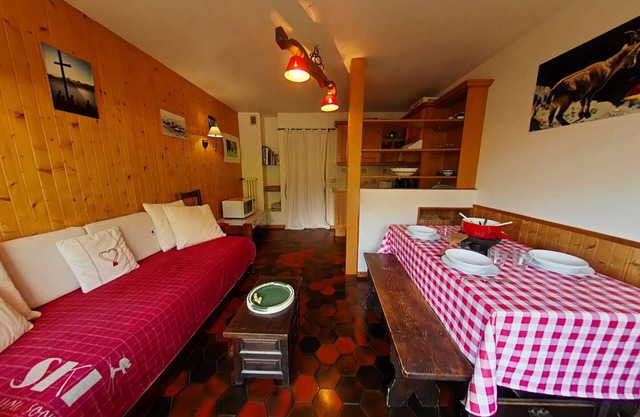 Cozy 2-room + mezzanine, Chinaillon center, south balcony, private parking