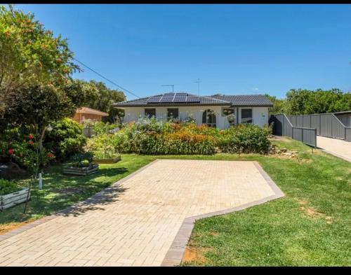 Cozy 3-Bed House in Halls Head