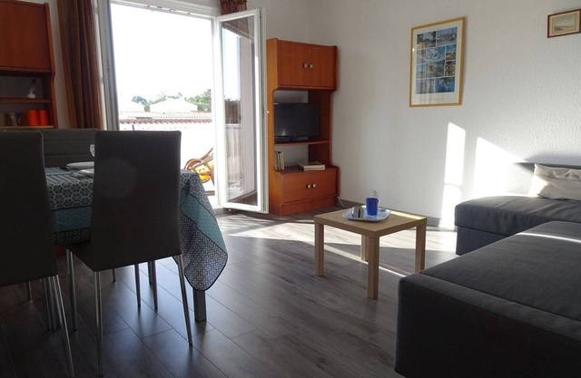 Cozy 3-Room Apartment, 5 Beds, 300m from Beach in La Guérinière