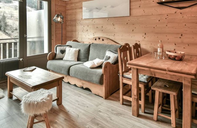 Cozy 3-star Apartment for 6, Ski-in/Ski-out, Fully Equipped with Wi-Fi near Shops!