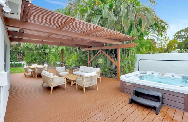 Cozy 3BR Biscayne Park Retreat w/Hot Tub and BBQ
