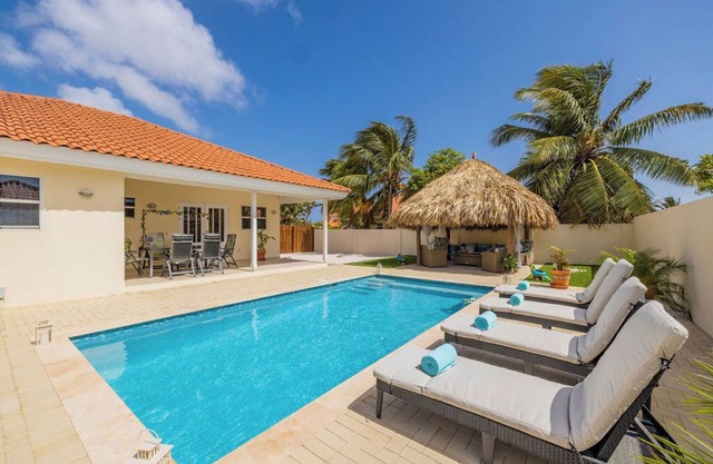 Cozy 3BR2BA, Great Location w/Private Pool & Patio