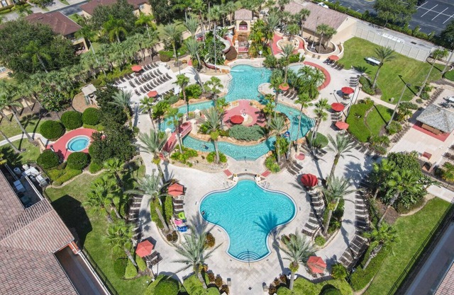 Cozy 4BR Townhome in Regal Palms Resort