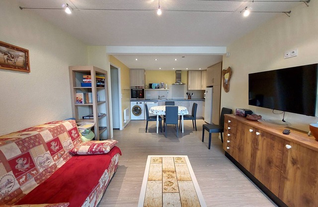 Cozy Apartment in Méaudre, 2 Bedrooms, Balcony, Close to Village Center, 1km from Ski Pistes