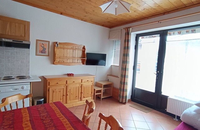 Cozy Apt for 6 Near Slopes, Shops, and Lift, Pet-Friendly with Private Parking