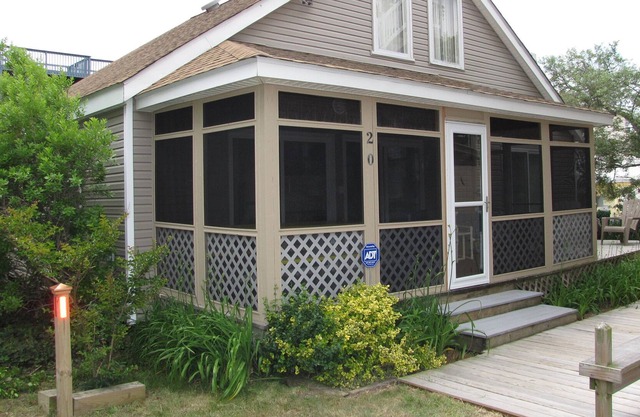 Cozy Beach Cottage - Steps to Ocean, Family and Pet Friendly