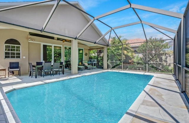 Cozy Beach House - 5 minutes from Vanderbilt Beach