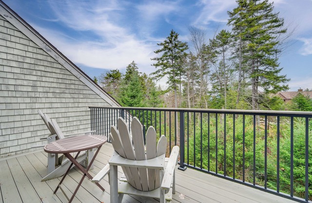 Cozy Bretton Woods Ski-In/Ski-Out Condo w/Deck!