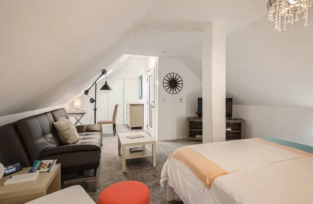 Cozy Bright 2nd Floor Guest Suite - Pet Friendly!nn